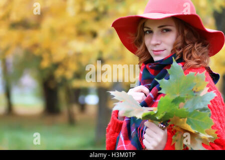 Woman in Red Hat autunno outdoor Foto Stock