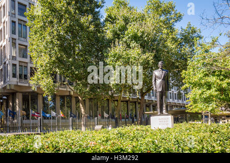 Ronald Reagan statua al di fuori dell'Ambasciata Americana, London, Regno Unito Foto Stock