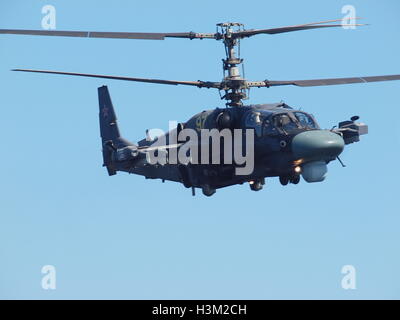 Kamov Ka-52 Alligator (nome in codice NATO: Hokum B) attacco elicottero della forza aerea russa al campo di tiro. Elicottero di attacco che esegue la dimostrazione Foto Stock
