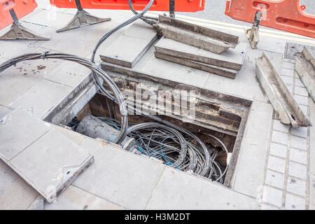 Roadworks Barriered su un marciapiede in Londra Foto Stock