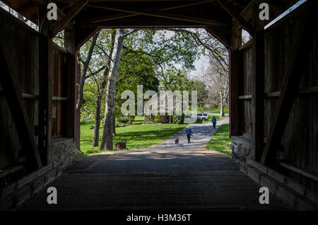 Vista attraverso un ponte coperto nella contea di Lancaster nel paese Amish, Lancaster County, Pennsylvania, Stati Uniti, paese astratto Pa immagini Foto Stock