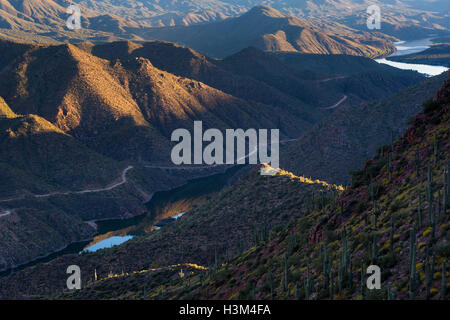 Il sentiero di Apache in parallelo al fiume di sale sulla strada per il Lago di Apache. Tonto National Forest, Arizona Foto Stock
