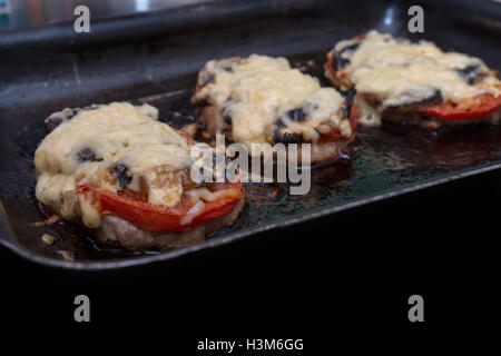 Grigliate di carne con verdure e formaggio su una placca da forno Foto Stock