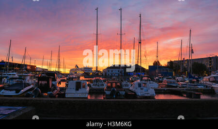 Drammatico tramonto sul porto di Tallinn Foto Stock