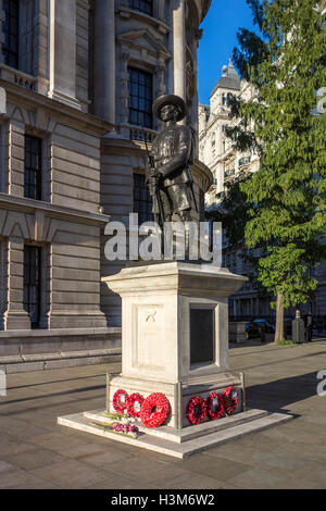 Il Soldato gurkha della statua di Philip Jackson, Horse Guards Avenue, London, Regno Unito Foto Stock