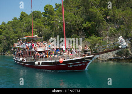 Capitan Uncino un sovraffollamento imbarcazione turistica porto Gaios Paxos ISOLE IONIE Grecia Foto Stock