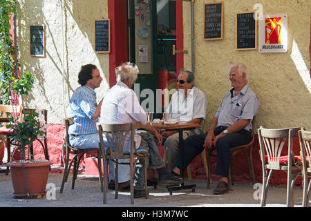 Quattro uomini greco in cafe godendo di uno scherzo Gaios Paxos ISOLE IONIE Grecia Foto Stock