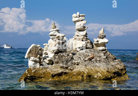 Bilanciamento di pietra del porto di Gaios Paxos ISOLE IONIE Grecia Foto Stock