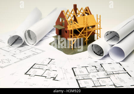 Modello architettonico di un edificio shell su blueprints Foto Stock