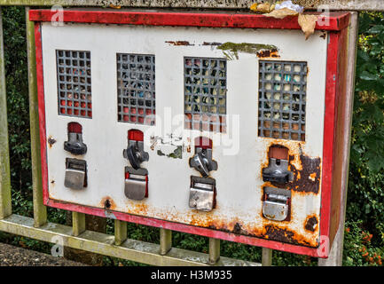 Un vecchio arrugginito bubblegum vending machine. Foto Stock