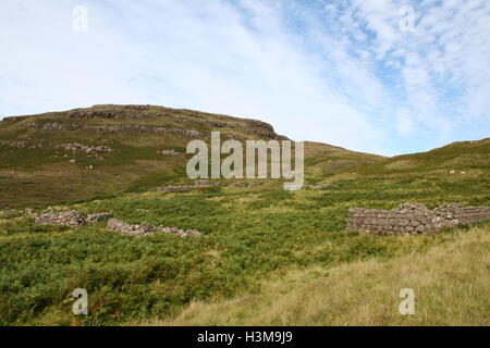 Le rovine di Inivea, in Calgary Bay sull'Isola di Mull, abbandonati nei giochi delle Highland. Foto Stock