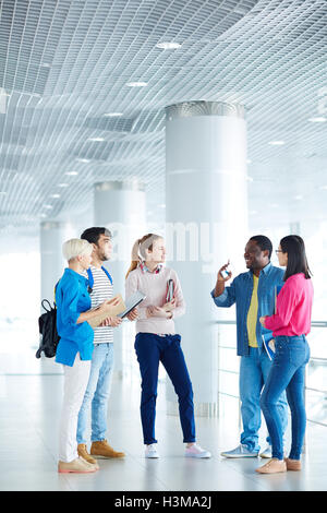 Dialogo interculturale gli studenti a discutere di una lezione a rottura Foto Stock