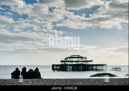 I turisti in relax sulla spiaggia di Brighton, Inghilterra Foto Stock