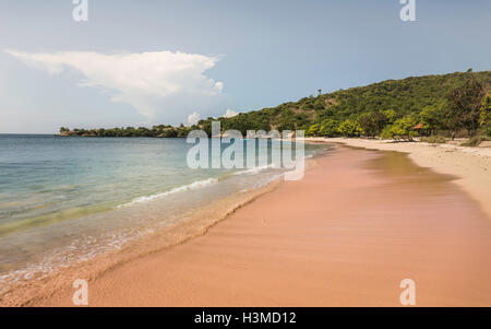 Vista della spiaggia e del mare, la Spiaggia Rosa, Lombok, Indonesia Foto Stock