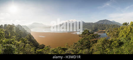 Vista panoramica della foresta pluviale e la costa, Wana giri, Bali, Indonesia Foto Stock
