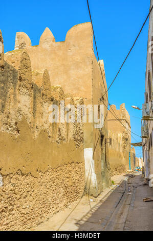 Il vecchio quartiere di Sfax Medina con la famiglia laboratori e magazzini di confine con la cinta muraria, Tunisia. Foto Stock