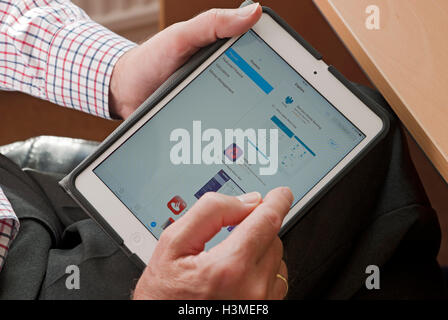 Primo piano di persona che guarda le app bancarie su iPad tablet Inghilterra Regno Unito GB Gran Bretagna Foto Stock