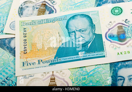Primo piano di Winston Churchill su una banconota inglese British Cash Money banconote New Polymer banconote da cinque sterline Inghilterra Gran Bretagna Foto Stock