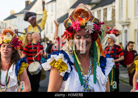 Dakadoum banda Samba prende parte al Festival Penryn in Cornovaglia Foto Stock