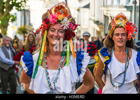 Dakadoum banda Samba e i ballerini di prendere parte al Festival Penryn in Cornovaglia. Foto Stock