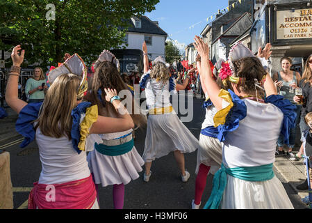 Dakadoum banda Samba prende parte al Festival Penryn in Cornovaglia Foto Stock