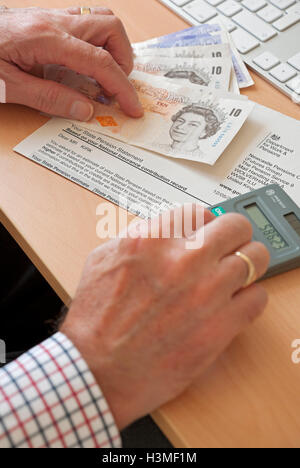 Uomo persona che legge che esamina il calcolo della lettera di denaro pensionistico statale del governo inglese Regno Unito Regno Unito Gran Bretagna Foto Stock