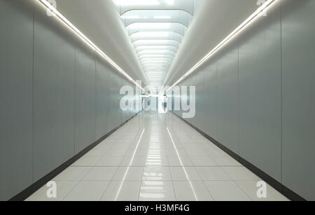 guardando lungo il lungo corridoio interno nell'edificio commerciale, londra, inghilterra Foto Stock