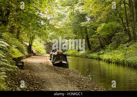 Narrowboat in attesa presso il tunnel sulla Llangollen Canal a Chirk sull'Inghilterra Galles alberi di confine della riflessione in canal Foto Stock