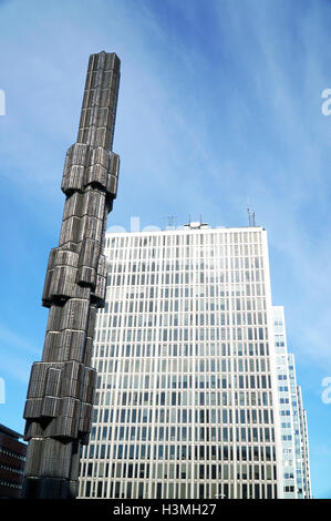 Obelisco 'Crystal - accento verticale in vetro e acciaio' su Sergels Torg (Sergel Square) a Stoccolma, Svezia. Foto Stock