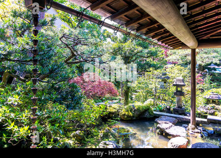 Kanazawa, Giappone - 24 Aprile 2014: il piccolo giardino giapponese di Nomura samurai residenza di famiglia a Kanazawa Nagamachi distretto. Foto Stock