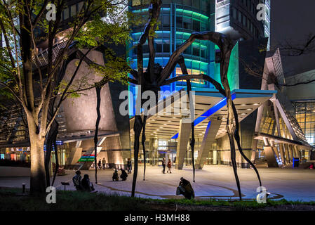 Tokyo, Giappone - 20 Aprile 2014: Vista di Roppongi Hills Mori Tower ingresso. Mori è un 54-storia utilizzo misto grattacielo Foto Stock