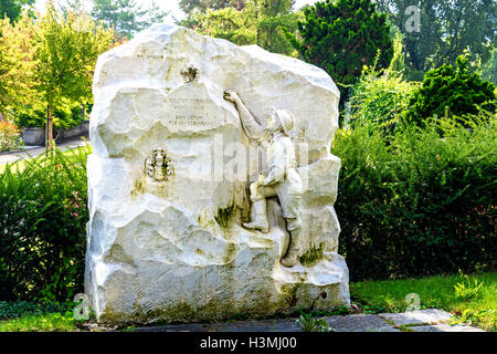 Grabstein , Schweizer Friedhof für einen Jungen der bei der Edelweißsuche abstürzte; la tomba di un ragazzo alla ricerca di edelweiss Foto Stock