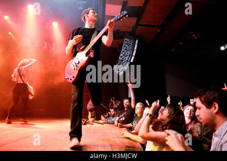 Barcellona - MAR 18: i sottopassaggi (rock band) esegue in fase di Bikini il 18 marzo 2015 a Barcellona, Spagna. Foto Stock