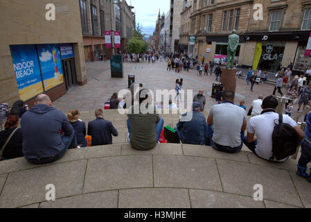 Sauchihall Street Glasgow city centre centre di gente del posto e turisti rilassatevi e godetevi il sole Foto Stock