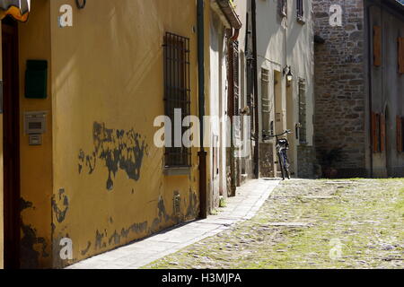 La tranquilla strada provinciale in Italia in una calda giornata estiva. Emilia Romagna, Forlì-Cesena, Italia Foto Stock