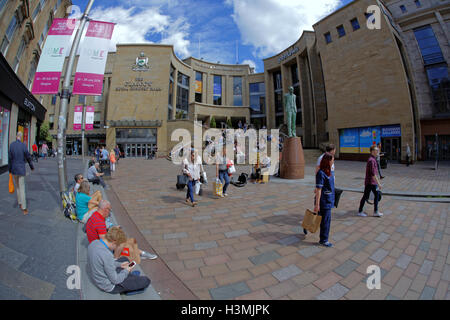 Sauchihall Street concert hall di Glasgow City Centre Centre di gente del posto e turisti rilassatevi e godetevi il sole Foto Stock