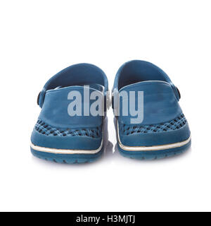 In gomma blu kid's zoccoli per acqua isolate su uno sfondo bianco Foto Stock