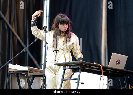 VALENCIA, Spagna - 4 APR: Javiera Mena (music artista) esegue per MBC Fest il 4 aprile 2015 a Valencia, in Spagna. Foto Stock