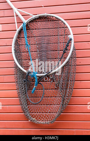 Rete da pesca appesa sul muro per decorazione Foto Stock