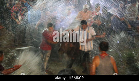 Bhaktapur, Nepal. 10 ottobre, 2016. I devoti splash acqua su un bufalo per essere sacrificati durante una cerimonia sacrificale al nono giorno del festival di Dashain, una più grande festival indù in Bhaktapur periferia della valle di Kathmandu in Nepal. © Archana Shrestha che Pacifico/press/Alamy Live News Foto Stock