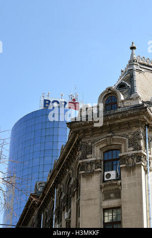 Bucarest, Romania - 29 settembre 2016: la nuova e la vecchia architettura sullo skyline della città Foto Stock