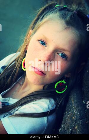 Ritratto contemporaneo di giovani dagli occhi blu modello ragazza in posa per la telecamera contently Foto Stock
