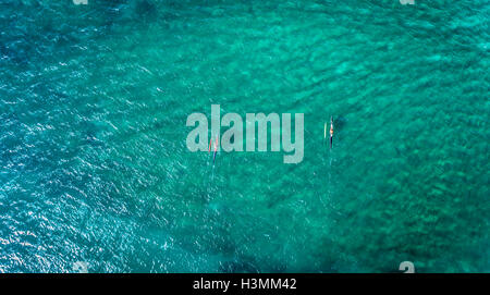 Vista aerea della canoa outrigger sulla North Shore di Oahu Foto Stock