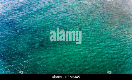Vista aerea della canoa outrigger sulla North Shore di Oahu Foto Stock