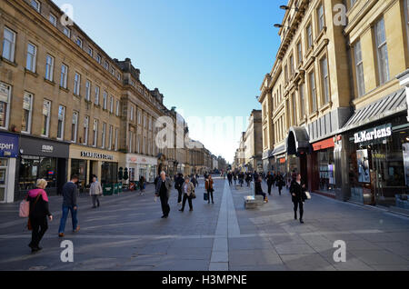 Il Grainger Street area dello shopping nel centro cittadino di Newcastle Foto Stock