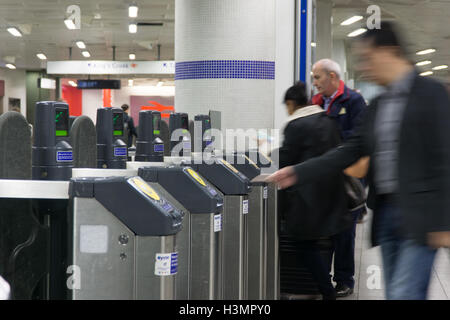 Slow shutter a velocità utilizzata per registrare le persone utilizzando Oyster card,in Kings Cross St pancreas Station,Londra,U.K. Foto Stock