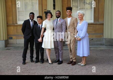 L'attore David Oyelowo e la famiglia a Buckingham Palace a Londra dopo che ha ricevuto il suo ufficiale dell'ordine dell'Impero Britannico (OBE) medaglia a una cerimonia di investitura. Premere associazione foto. Picture Data: martedì 11 ottobre, 2016. Vedere PA storia investitura regale. Foto di credito dovrebbe leggere: Gareth Fulller/PA FILO Foto Stock