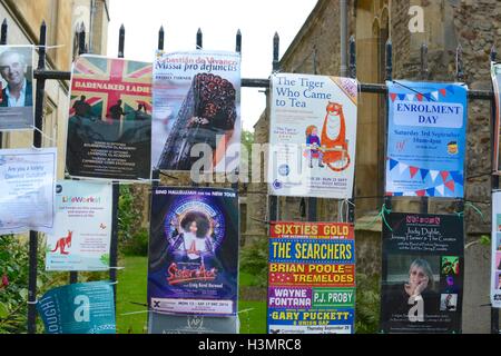 Poster e volantini su una recinzione metallica, Cambridge, Regno Unito Foto Stock