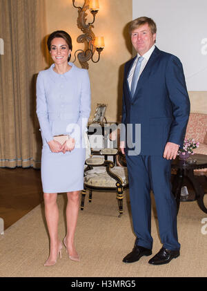 La Duchessa di Cambridge soddisfa re Willem Alexander dei Paesi Bassi a Villa Eikenhorst all'Aia, Paesi Bassi. Foto Stock