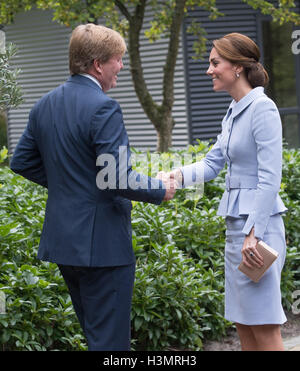 La Duchessa di Cambridge soddisfa re Willem Alexander dei Paesi Bassi a Villa Eikenhorst all'Aia, Paesi Bassi. Foto Stock